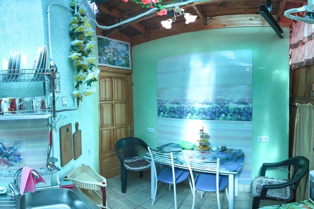 Уютная квартира с летней верандой-кухней — аренда посуточно в Алушта