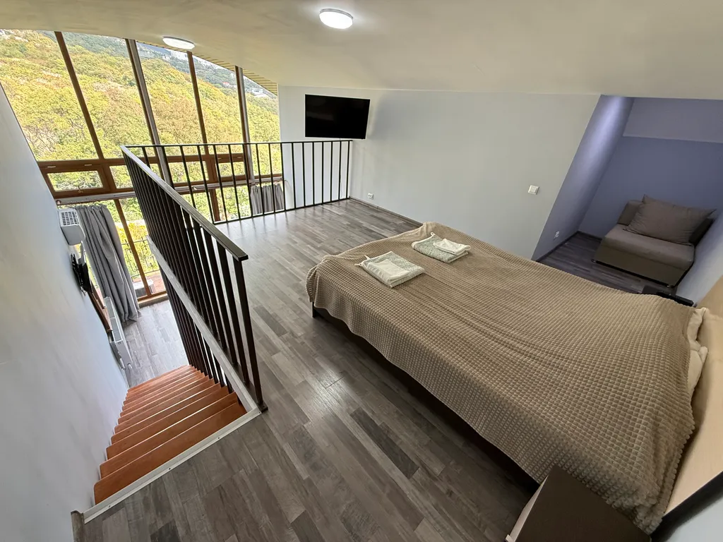 Солнце Ялты у моря с теплым бассейном