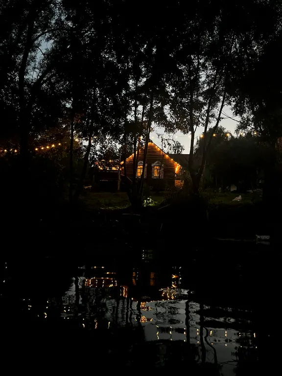 Изба с уютом детства, деревенский дом с баней и русским бытом