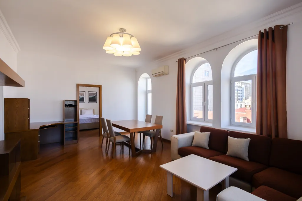 Апартаменты с видом на торговую улицу