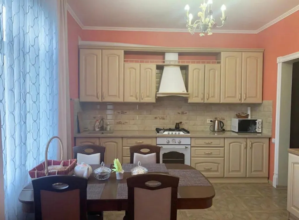 Трёхэтажный дом на берегу Волги