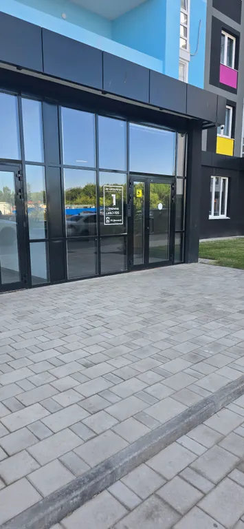 Новый дом, одна кухня изолированана от комнаты не студия всё отдельно,