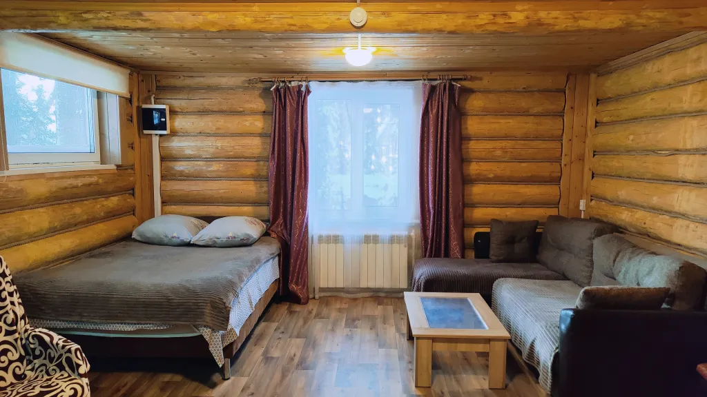 Коттедж Дом с баней, банным чаном, детской площадкой и батутом у озера в сбору — Ланино