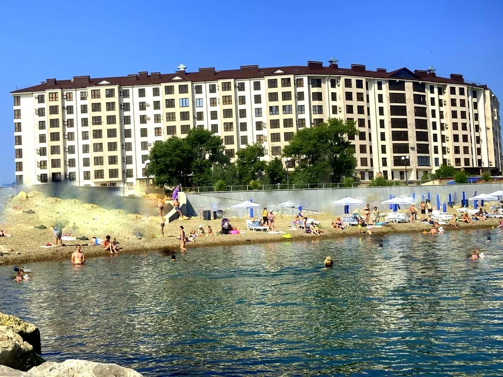 Новая евро-двушка с панорамным видом на море и пляж перед домом