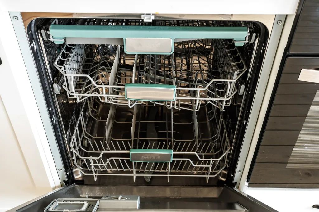 Загородный дом у леса и конюшни