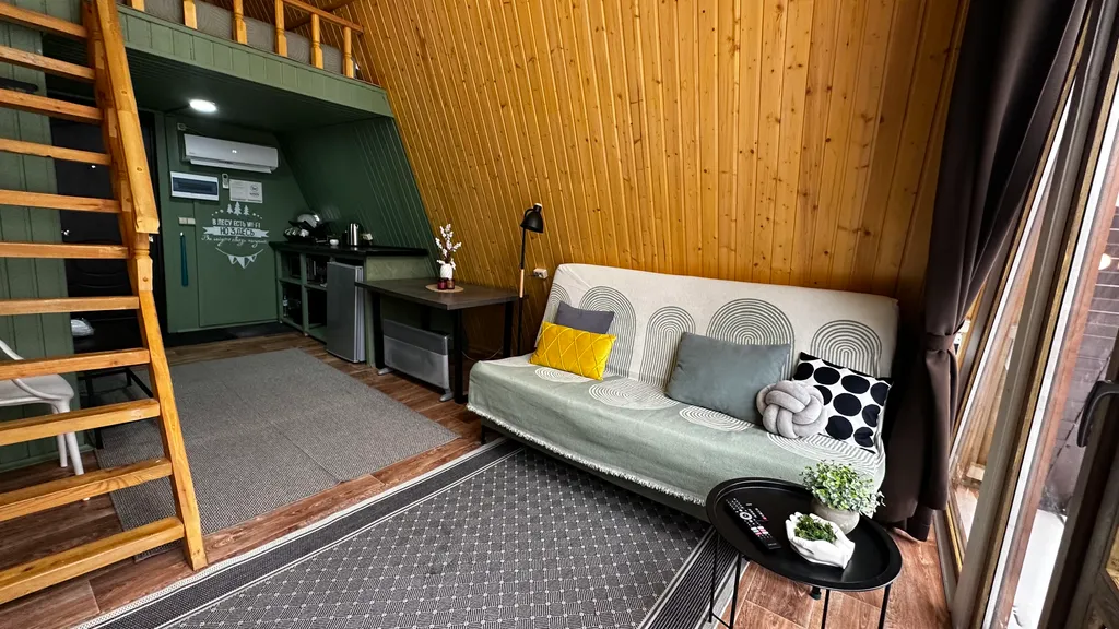 Роскошный дом на территории озера