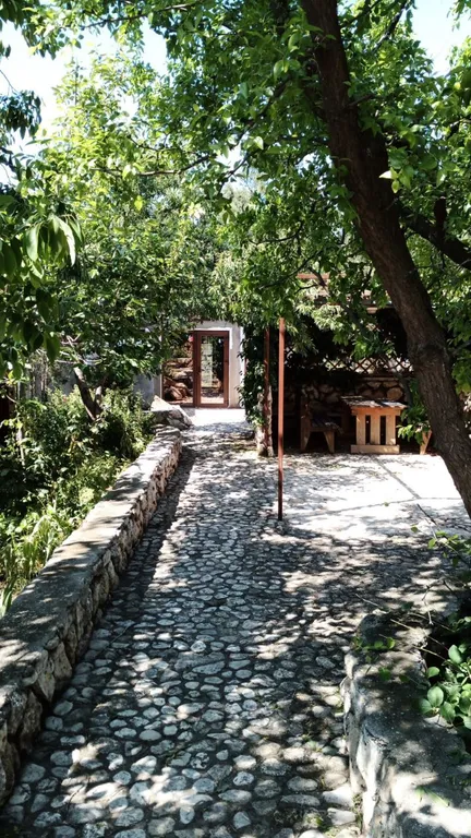 Трёхместная комната, вход с улицы