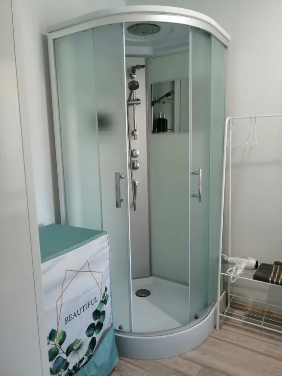 Дом в 3 минутах от источника.
Бесплатная парковка.
Большая кухня.