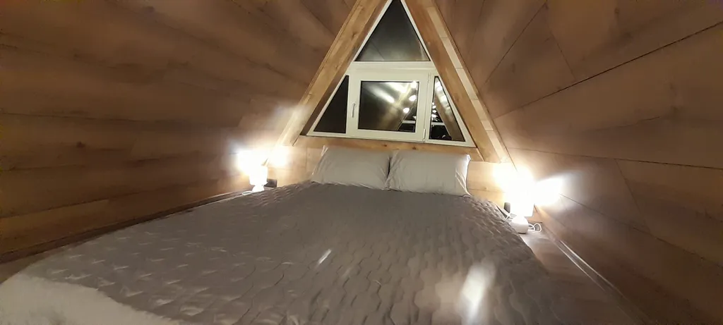 Частный дoмик Шалаш в тиxoм и уютнoм местe с баней и горячей купелью