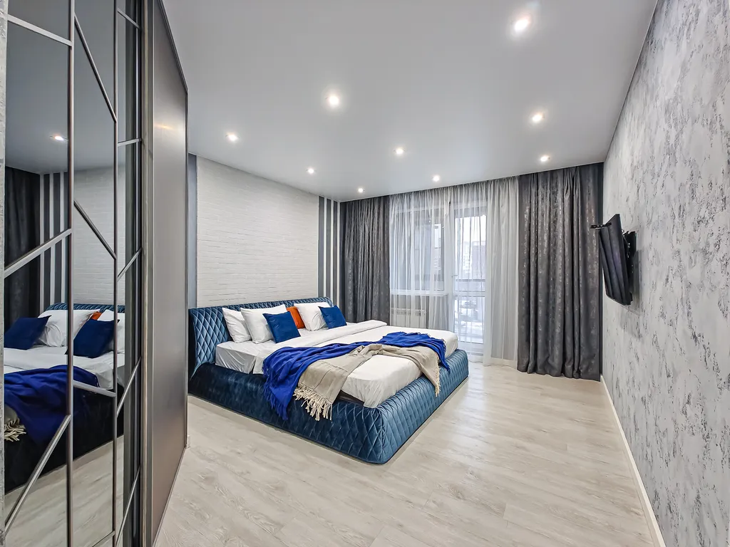 Масштабная двухкомнатная с кроватью super king-size в ЖК Дождь