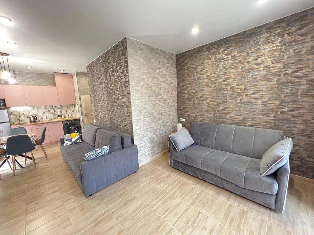 Студия с балконом и бассейном на территории