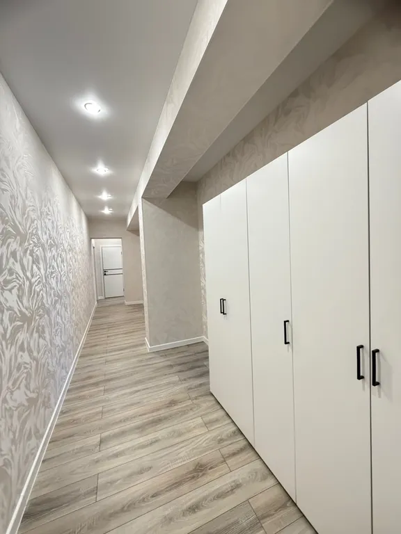 Светлая и чистая квартира с современным ремонтом.