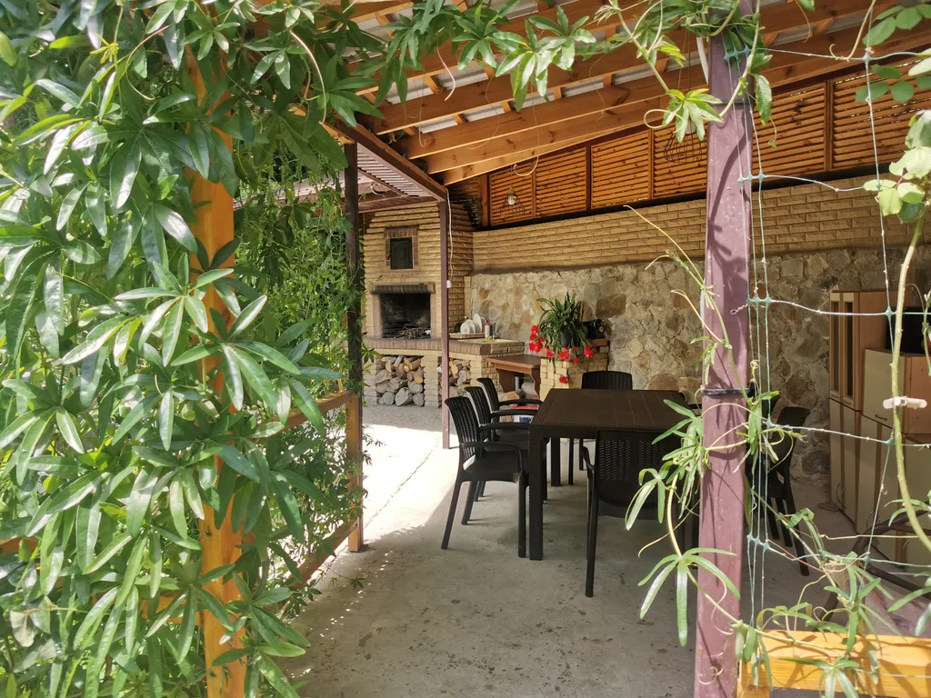 Двухэтажный котедж на берегу горного ручья