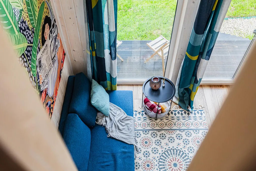 Яркий коттедж с панорамным видом на лес рядом с баней