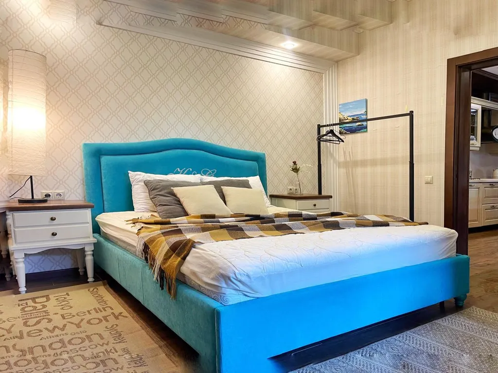 Уютный коттедж в городе со своим озером на территории