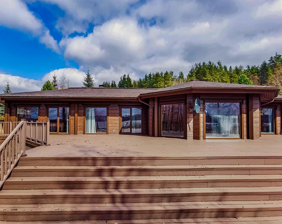 Уютный дом на берегу озера с тёплым бассейном на территории Порт Тихий