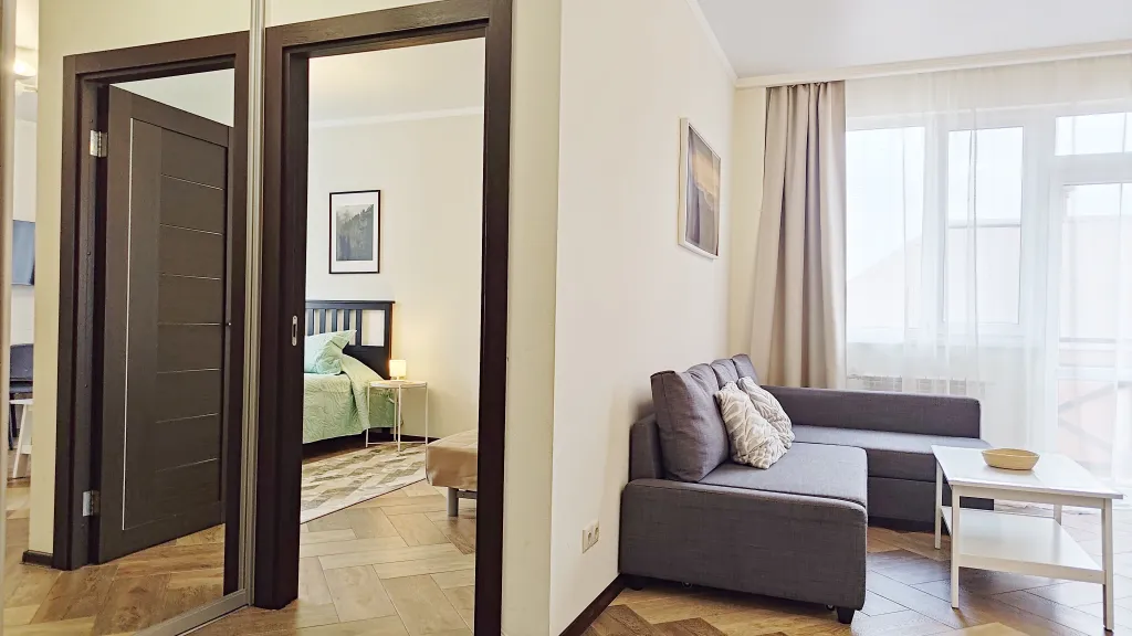 Просторный апартамент с панорамным видом на горы в центре. Спальня