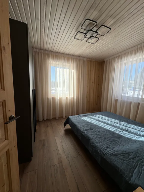 Большой дом у озера