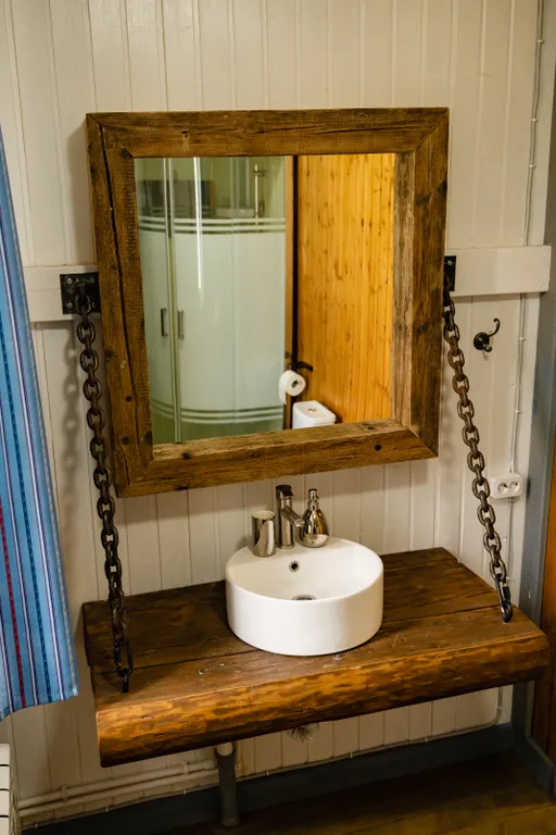 Коттедж у пруда