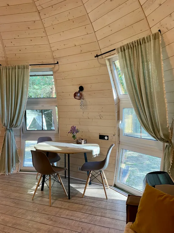 Уникальный купольный дом среди хвойного леса