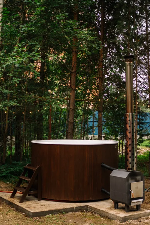 Уютный треугольный дом в окружении леса