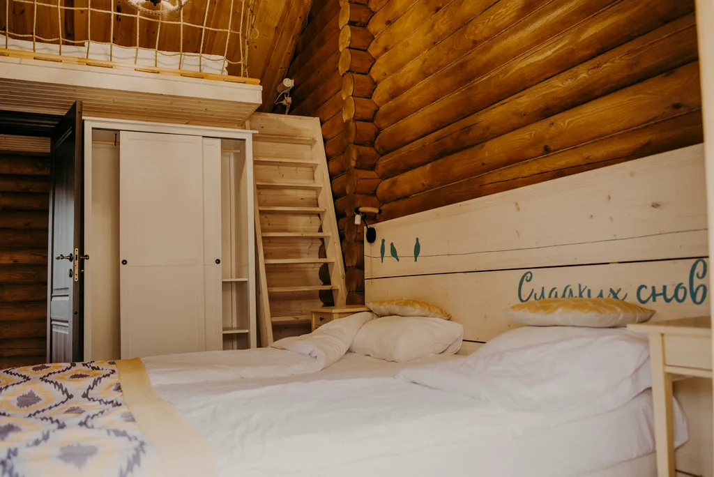 Дом напротив подъемника курорта Красная поляна с видом на горы