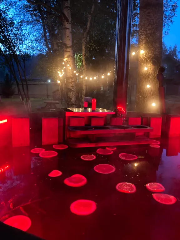 Домик с печью/камином в окружении природы