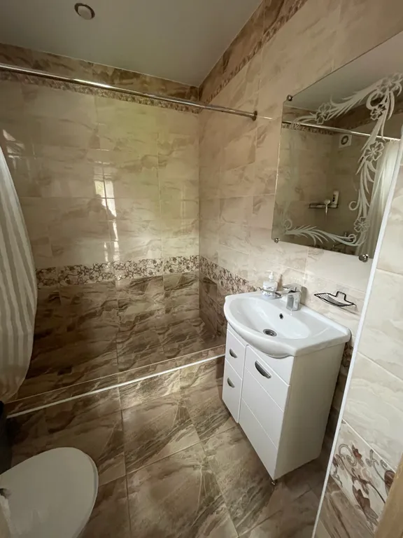 Домик у пруда