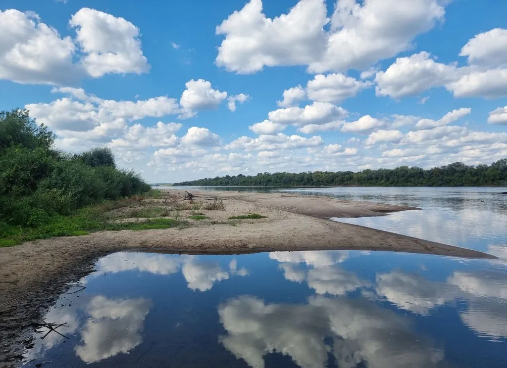 Уютный дом на берегу реки