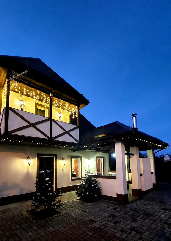 Большой коттедж у озера