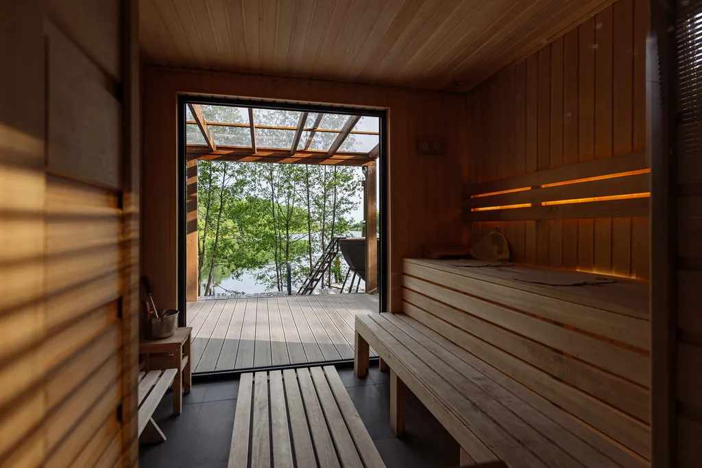 Дом с баней на озере