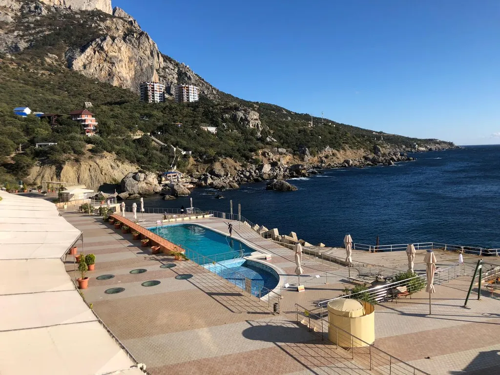 Апарт в Ласпи с террасой, 3 спальни, кухня, у самого моря, для 4-5 человек