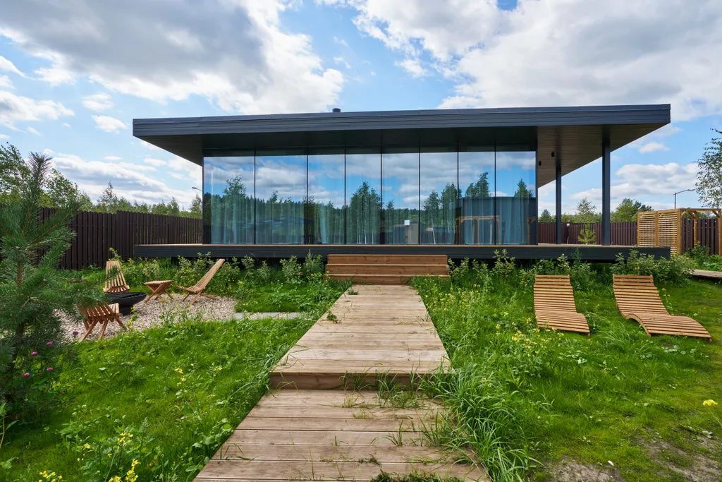 Просторный дом с сауной и камином в окружении леса и реки