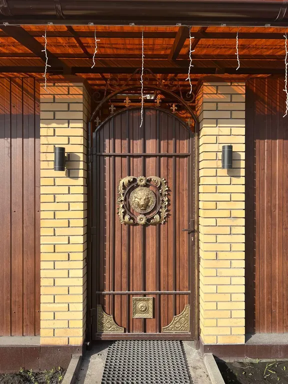 3-этажный уютный коттедж в тихом месте в пределах города