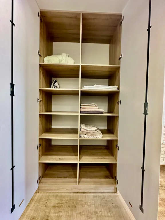 Студия с видом на море диваном и балконом