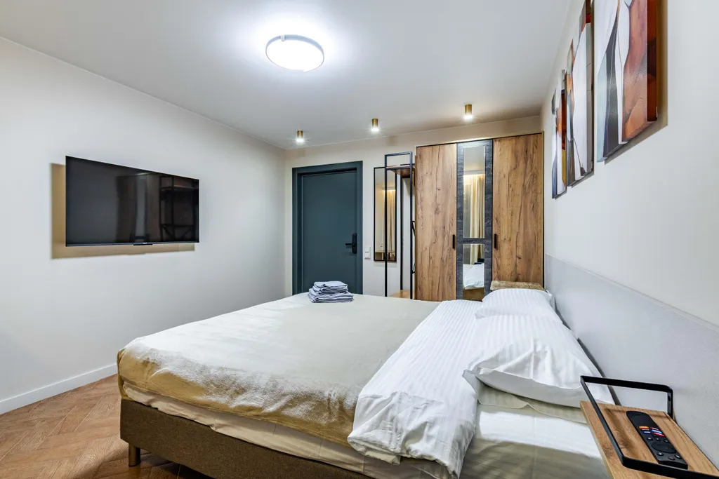 Квартира Уютная комната с выходом на балкон в трёхкомнатной квартире — Екатеринбург