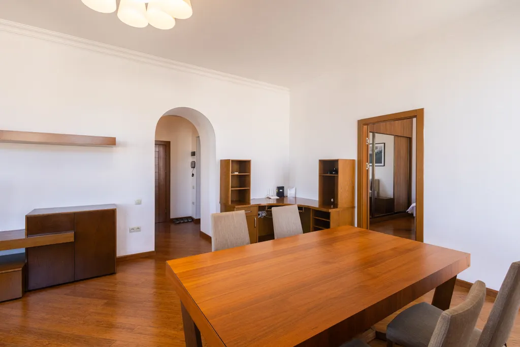 Апартаменты с видом на торговую улицу