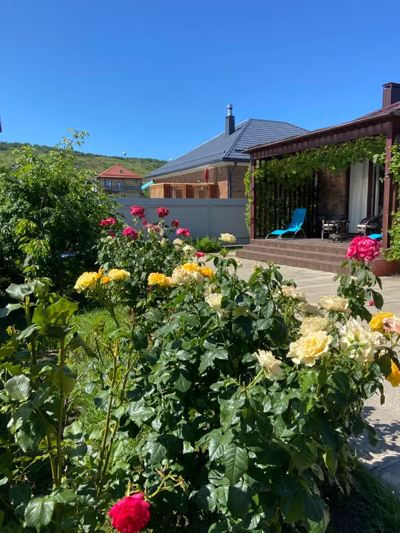 Уютный современный дом возле гор и моря