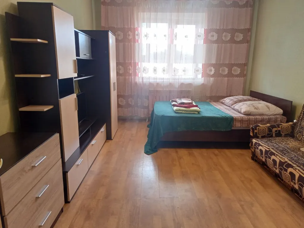 Квартира с двуспальной кроватью и диванчиком