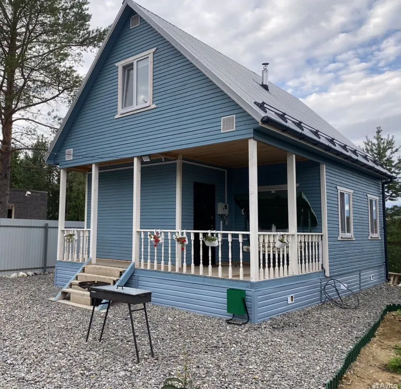 Уютный дом у леса и озера