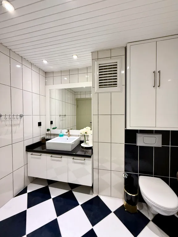 Двухуровневые апартаменты с видом на море и горы