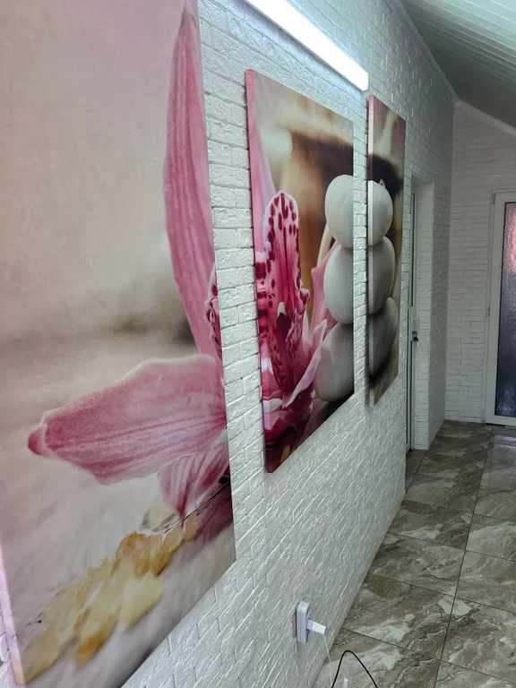 Уютная комната в доме с ванной комнатой