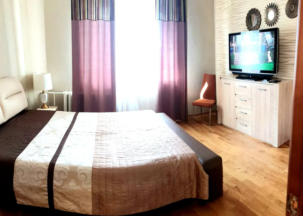 Апартаменты с двумя спальнями  возле торговых центров