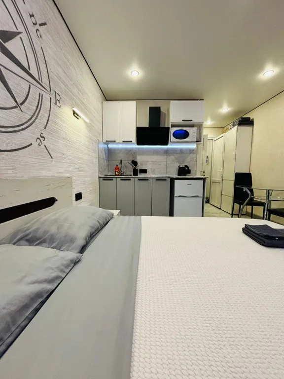 Студия с видом на бассейн