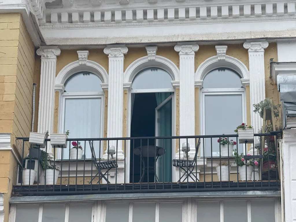 Уютный лофт с историческим балконом на главной улице