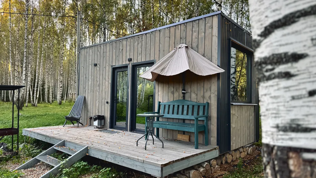 Студия в лесу с панорамным остеклением и террасой.