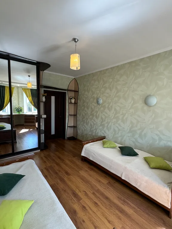 Большая 3-комнатная квартира в самом центре на площади