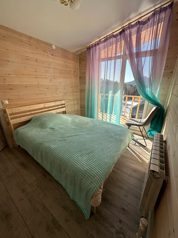 Двухэтажный дом с видом на горы