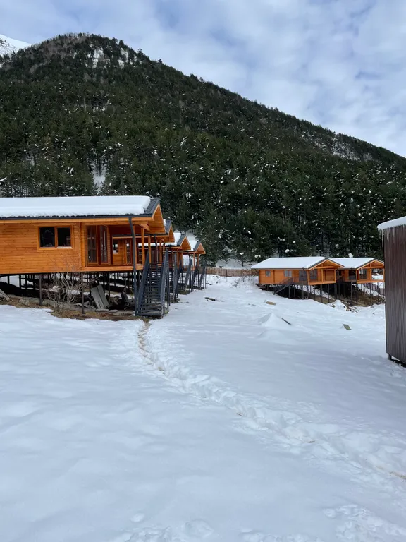 Цей коттеджи с видом на цейские горы