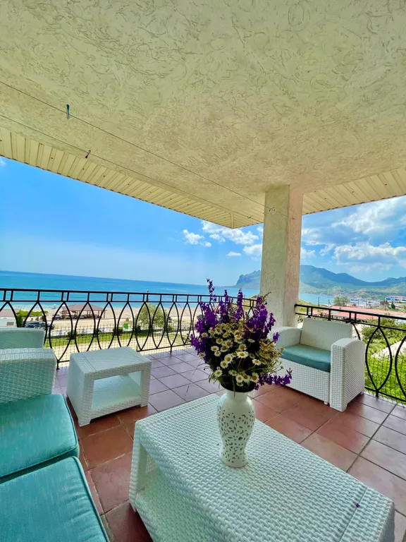 Двухуровневые апартаменты с видом на море и пляж